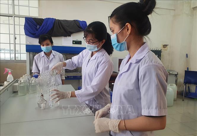 Sản xuất nước muối sinh lý trong phòng thí nghiệm tại Trường Đại học Tiền Giang. Ảnh minh họa: Hữu Chí/TTXVN