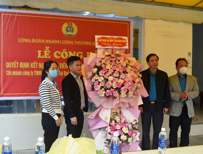Lãnh đạo Liên đoàn Lao động tỉnh tặng hoa chức mừng công đoàn Siêu thị điện máy nội thất Chợ Lớn.