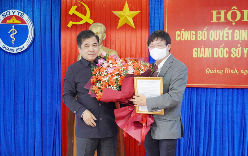 Đồng chí Phó Chủ tịch Thường trực UBND tỉnh Đoàn Ngọc Lâm trao quyết định và chúc mừng bác sỹ Dương Thanh Bình được tiếp nhận, bổ nhiệm giữ chức vụ Giám đốc Sở Y tế Quảng Bình.