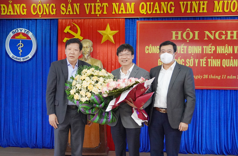 Các đồng chí lãnh đạo Sở Y tế tặng hoa chúc mừng bác sỹ Dương Thanh Bình trên cương vị mới.