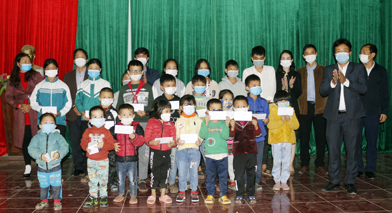 Đồng chí Nguyễn Thanh Lam, Tỉnh ủy viên, Bí thư Đảng ủy Khối các cơ quan tỉnh trao quà cho học sinh có hoàn cảnh khó khăn xã Phù Hóa. 