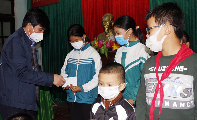 Đồng chí Nguyễn Thanh Lam, Tỉnh ủy viên, Bí thư Đảng ủy Khối các cơ quan tỉnh trao quà cho học sinh có hoàn cảnh khó khăn xã Phù Hóa.