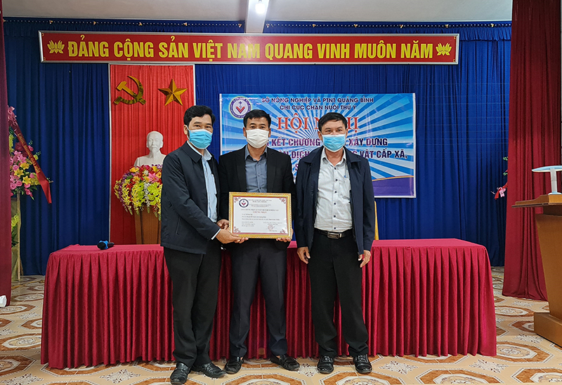 Chi cục Chăn nuôi và Thú y trao giấy chứng nhận an toàn dịch bệnh động vật cho xã Sơn Lộc (Bố Trạch).