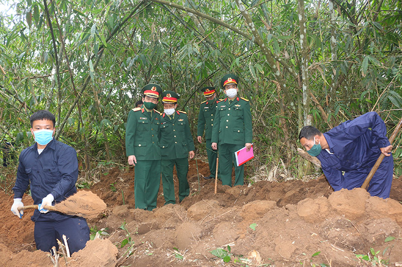 Thiếu tướng Phan Văn Sỹ kiểm tra, động viên lực lượng làm nhiệm vụ tìm kiếm quy tập hài cốt liệt sĩ tai thực địa.