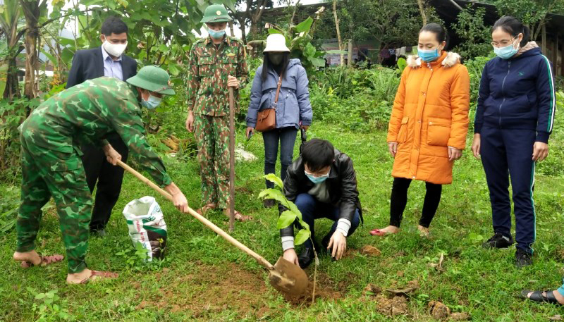 dẫn kỹ thuật trồng cây cho cán bộ, nhân dân xã Trường Sơn, huyện Quảng Ninh.