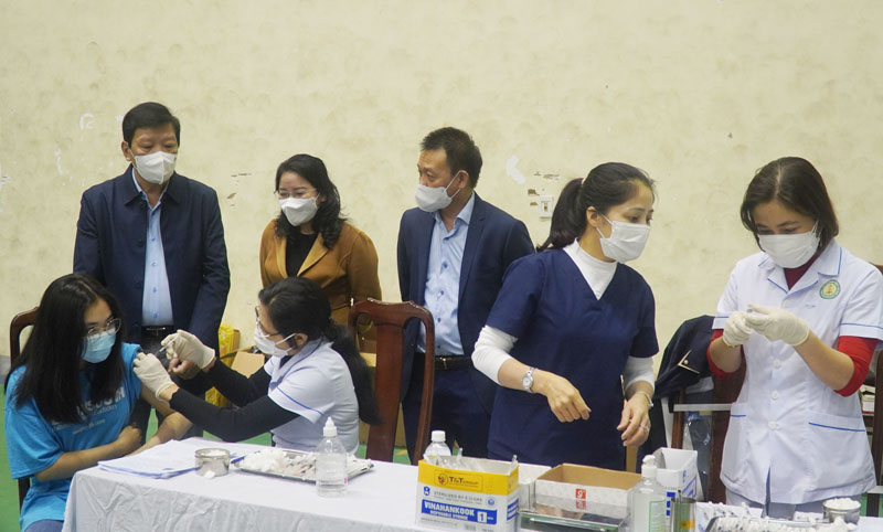 Đại diện lãnh đạo Sở Y tế, TP. Đồng Hới, CDC Quảng Bình đã đến động viên các em học sinh Trường THPT chuyên Võ Nguyên Giáp tham gia tiêm chủng vắc xin phòng COVID-19.