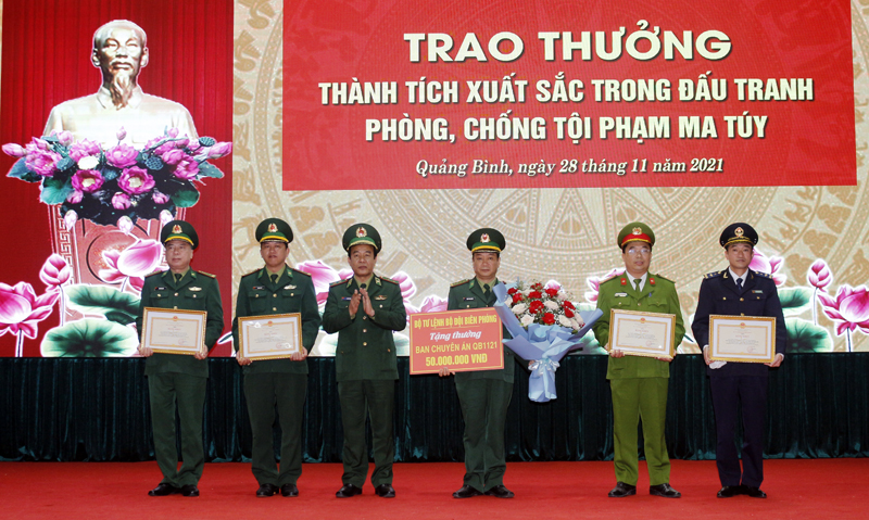  Trung tướng Lê Đức Thái, trao thưởng cho Ban chuyên án QB 1121.