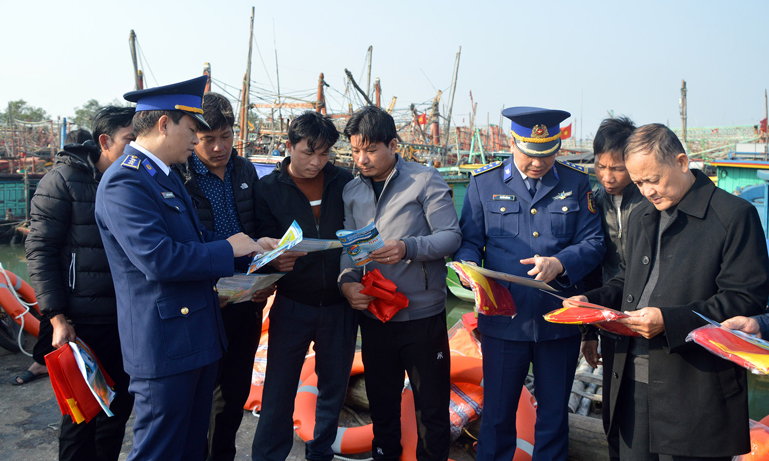 Bộ Tư lệnh Vùng Cảnh sát biển 1 tuyên truyền pháp luật cho bà con ngư dân huyện Bố Trạch (Ảnh chụp trước thời điểm dịch Covid-19 bùng phát).