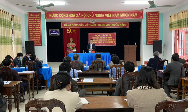 Đồng chí Bí thư Huyện ủy Nguyễn Hoài Nam tiếp thu và trả lời ý kiến của cán bộ, đảng viên và nhân dân Thanh Hóa tại buổi đối thoại.