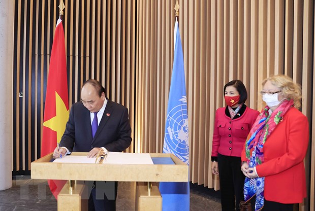 Chủ tịch nước Nguyễn Xuân Phúc ghi sổ lưu niệm tại trụ sở Liên hợp quốc ở Geneva. (Ảnh: Thống Nhất/TTXVN)