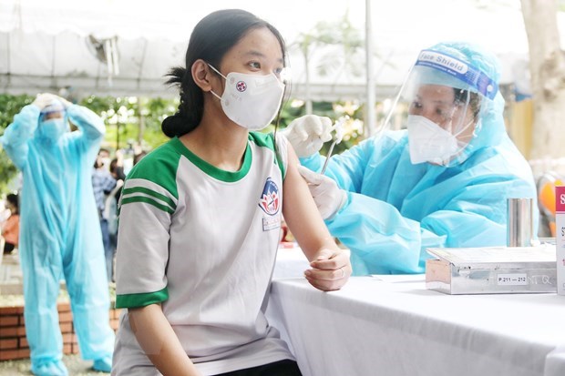 Nhân viên y tế tiêm vaccine ngừa COVID-19 cho học sinh tại huyện Củ Chi (Thành phố Hồ Chí Minh). (Ảnh: Thu Hương/TTXVN)