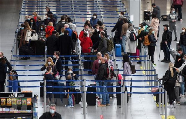 Hành khách xếp hàng chờ làm thủ tục tại sân bay Duesseldorf, miền Tây Đức. (Ảnh: AFP/TTXVN)