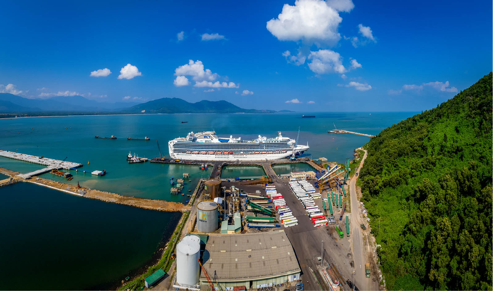 Cảng Chân Mây có thể đón các tàu tải trọng lớn. Ảnh minh họa: baothuathienhue.vn