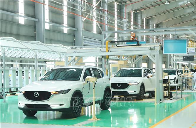 Dây chuyền lắp ráp ô tô tại nhà máy của Công ty Cổ phần Ô tô Trường Hải (Thaco) trong Khu kinh tế mở Chu Lai, huyện Núi Thành, tỉnh Quảng Nam. Ảnh minh họa: TTXVN