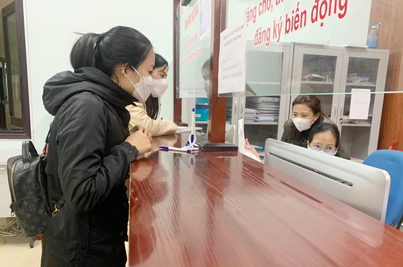 Người dân đến nộp hồ sơ điều chỉnh biến động về đất đai tại Trung tâm một cửa liên thông huyện Quảng Trạch.