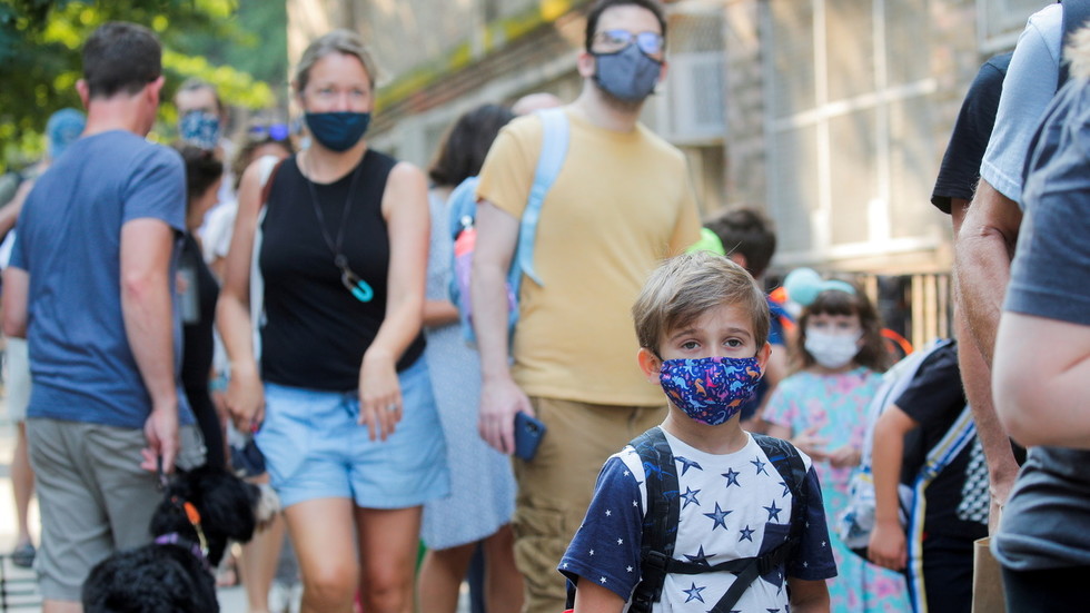 Trẻ nhỏ đeo khẩu trang đến trường ở Brooklyn, New York, hồi tháng 9/2021. Ảnh: Reuters 