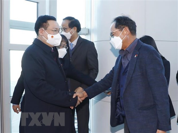 Chủ tịch Quốc hội đến Seoul, bắt đầu thăm chính thức Hàn Quốc