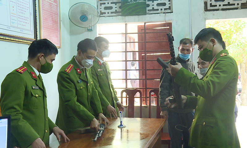 Công an xã Quảng Châu vận động người dân giao nộp 3 súng quân dụng, 1 súng hơi