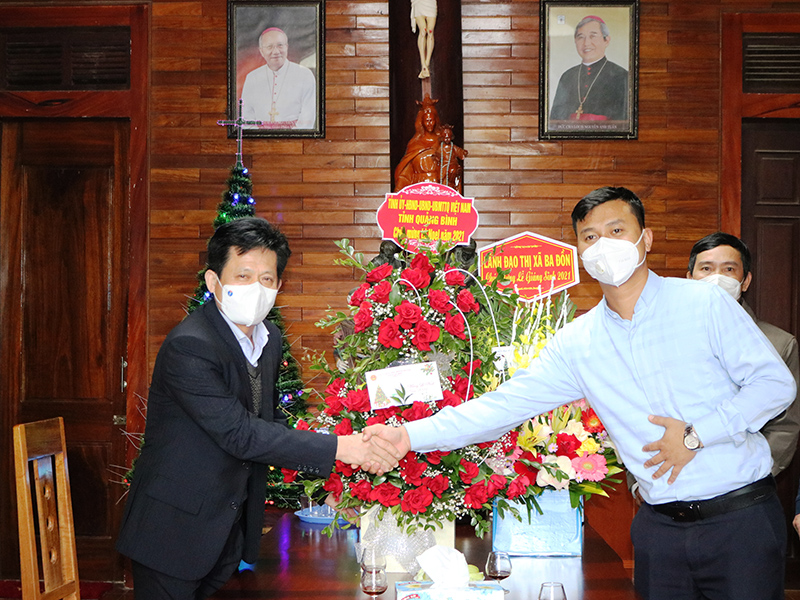 Đồng chí Trưởng Ban Dân vận Tỉnh ủy chúc mừng Giáng sinh giáo xứ Vĩnh Phước