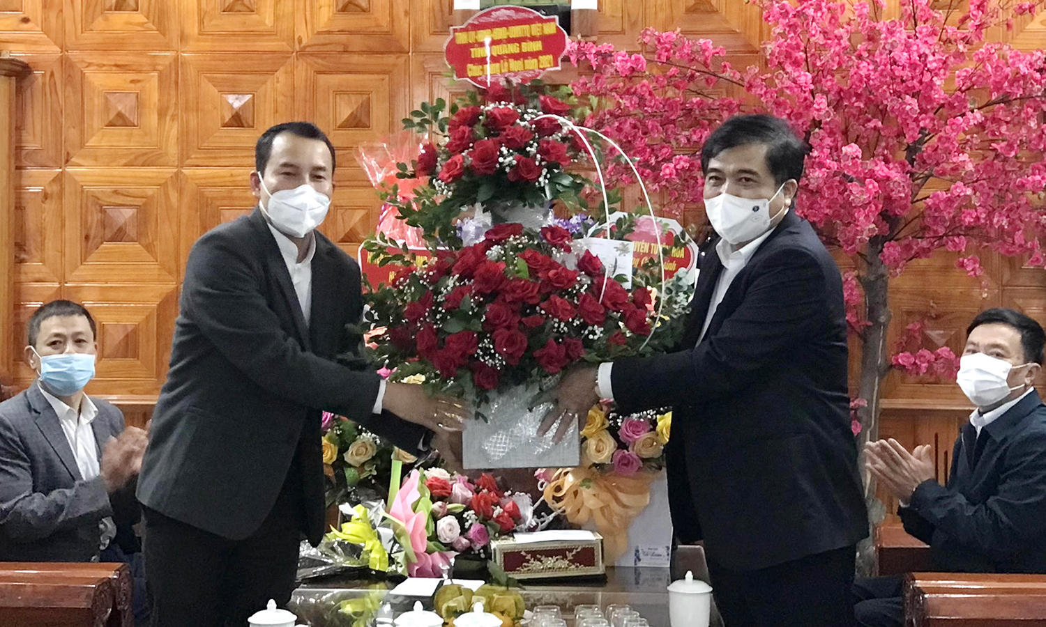 Đồng chí Phó Chủ tịch Thường trực UBND tỉnh chúc mừng Giáng sinh giáo xứ Tân Hội