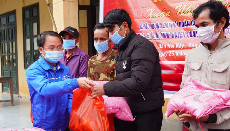 Huyện đoàn Quảng Ninh: Thăm và tặng quà tại xã Trường Sơn
