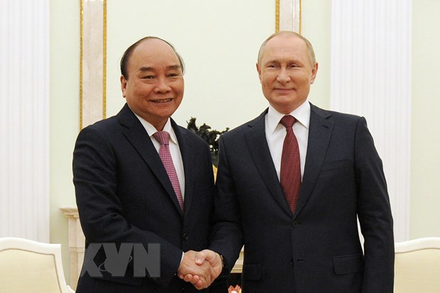 Tổng thống Nga Vladimir Putin đón Chủ tịch nước Nguyễn Xuân Phúc. (Ảnh: TTXVN)
