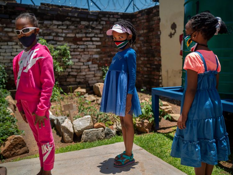  Trẻ em xếp hàng chờ vào lớp học tại Johannesburg, Nam Phi, ngày 30-11. Ảnh: AP