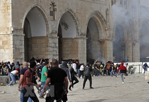Người biểu tình Palestine xung đột với cảnh sát Israel tại khu đền thờ Al-Aqsa ở Jerusalem ngày 10/5/2021. (Ảnh: AFP/TTXVN)