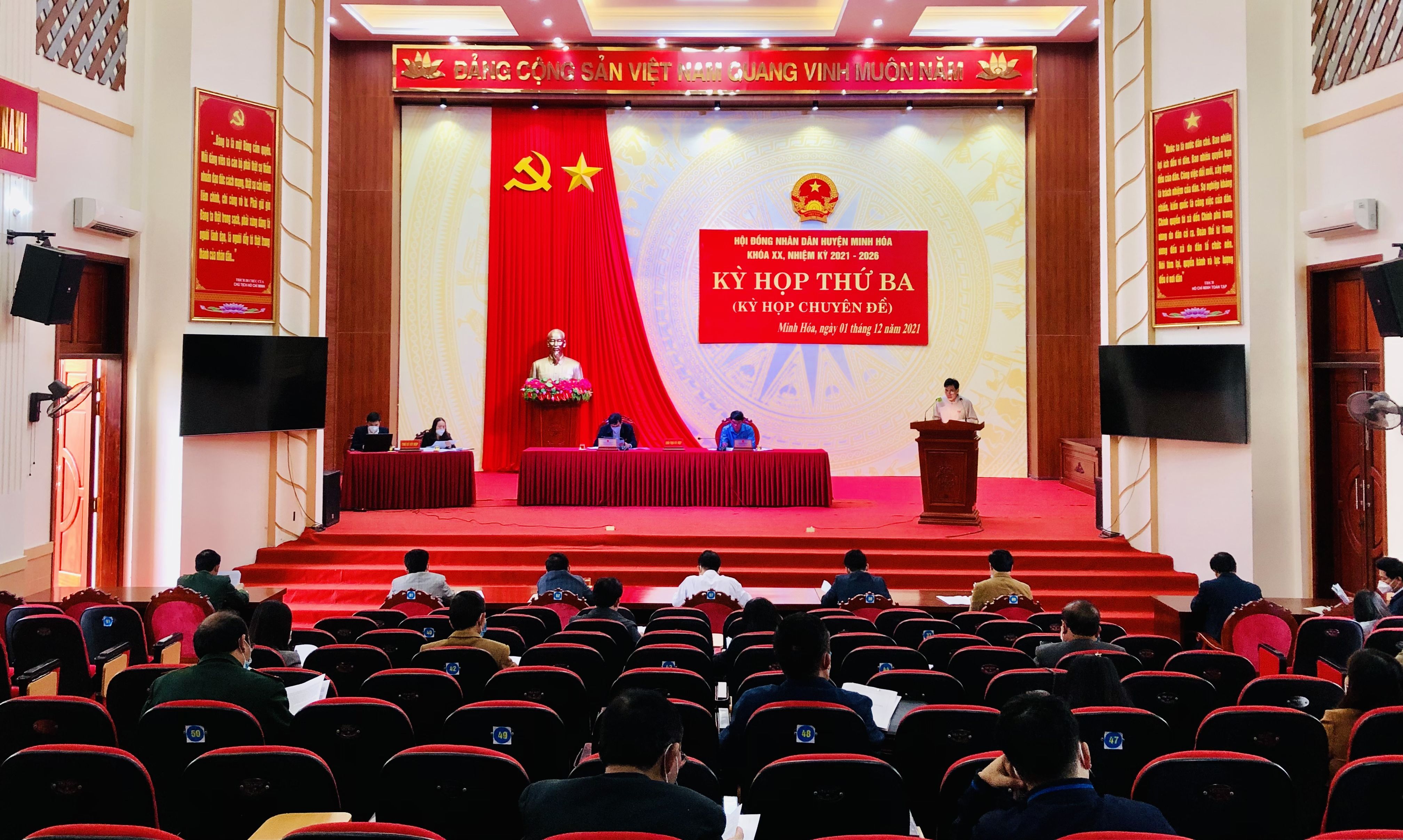 Các đại biểu HĐND huyện Minh Hóa tham dự kỳ họp thứ 3, HĐND huyện Minh Hóa khóa XX.