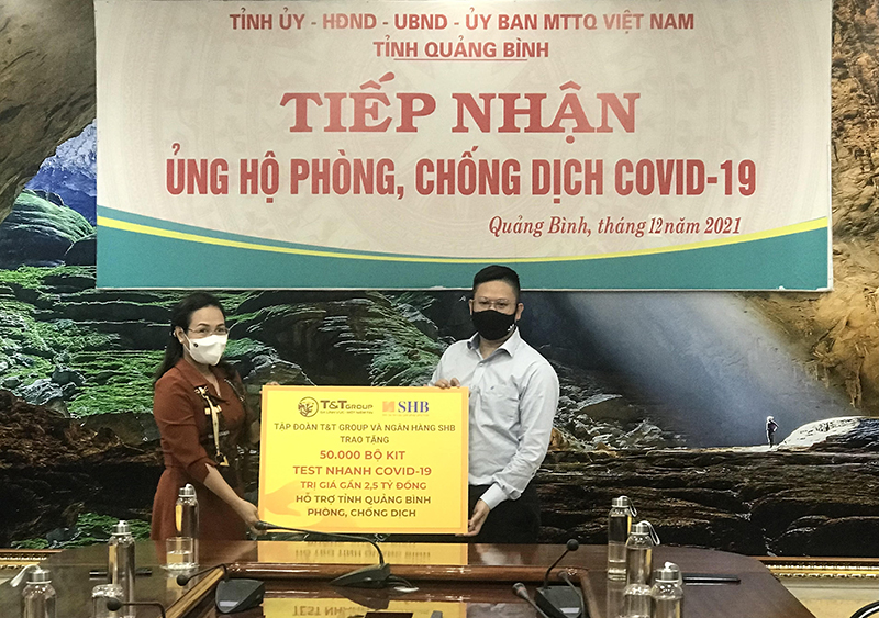 Đồng chí Chủ tịch Ủy ban MTTQVN tỉnh Phạm Thị Hân tiếp nhận ủng hộ từ Công ty CP Tập đoàn T&T và SHB.