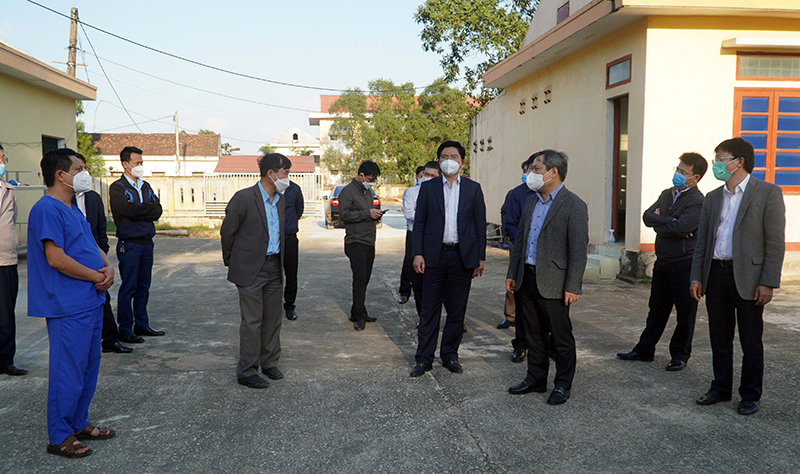 Đồng chí Bí thư Tỉnh ủy kiểm tra cơ sở điều trị F0 tại Trung tâm giáo dục thường xuyên huyện Quảng Trạch (cũ)