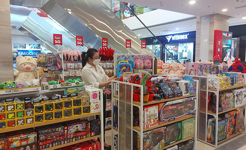Tại các cửa hàng bán đồ chơi trẻ em, hàng sản xuất trong nước vẫn yếu thế so với hàng ngoại nhập.