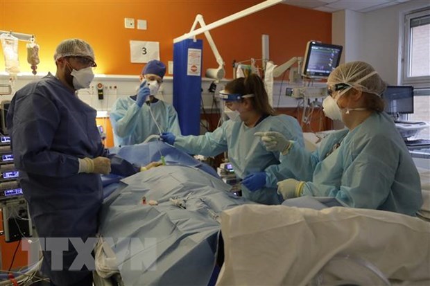 Nhân viên y tế điều trị cho bệnh nhân COVID-19 tại Nam Phi. (Ảnh: AFP/TTXVN)