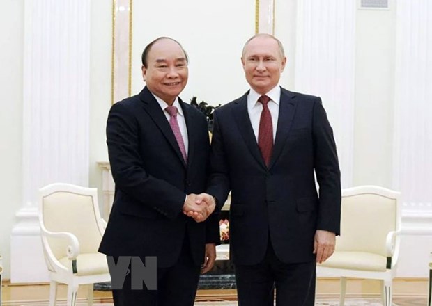  Tổng thống Nga Vladimir Putin đón Chủ tịch nước Nguyễn Xuân Phúc tại Moskva hiều 30-11-2021. (Ảnh: TTXVN)