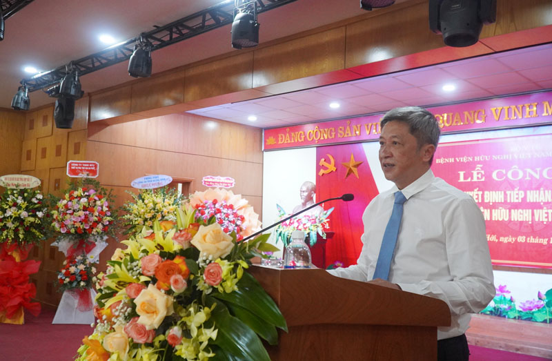 Thứ trưởng Bộ Y tế Nguyễn Trường Sơn phát biểu giao nhiệm vụ cho tân Giám đốc Bệnh viện Hữu nghị Việt Nam - Cu Ba Đồng Hới. 