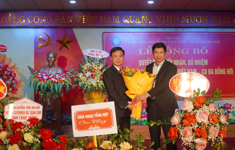 Phó Chủ tịch UBND tỉnh Hồ An Phong tặng hoa chúc mừng tân Giám đốc Bệnh viện Hữu nghị Việt Nam - Cu Ba Đồng Hới Nguyễn Đức Cường. 