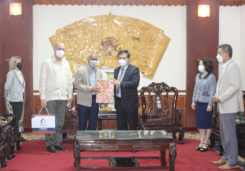  Đồng chí Đoàn Ngọc Lâm, Phó Chủ tịch Thường trực UBND tỉnh tặng quà cho đồng chí trong đoàn công tác của Cu-ba đến thăm Quảng Bình.