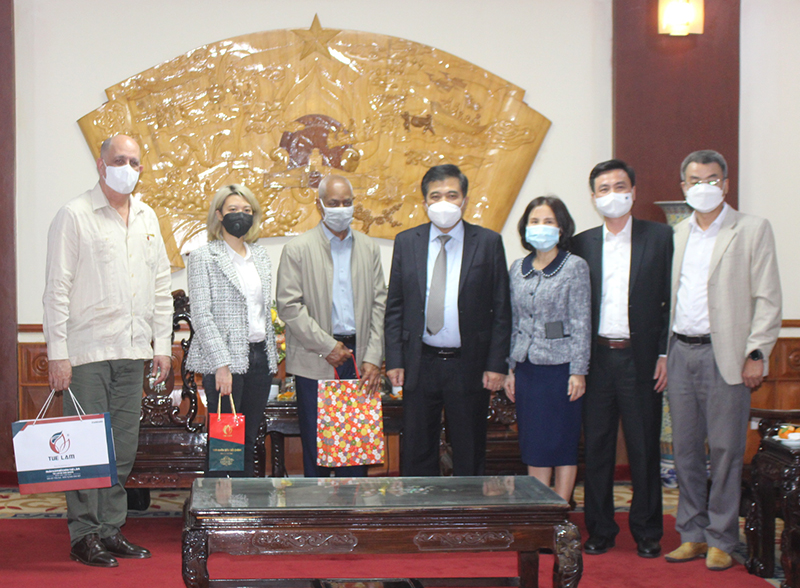  Các đồng chí lãnh đạo tỉnh Quảng Bình chụp ảnh kỷ niệm cùng đoàn công tác.