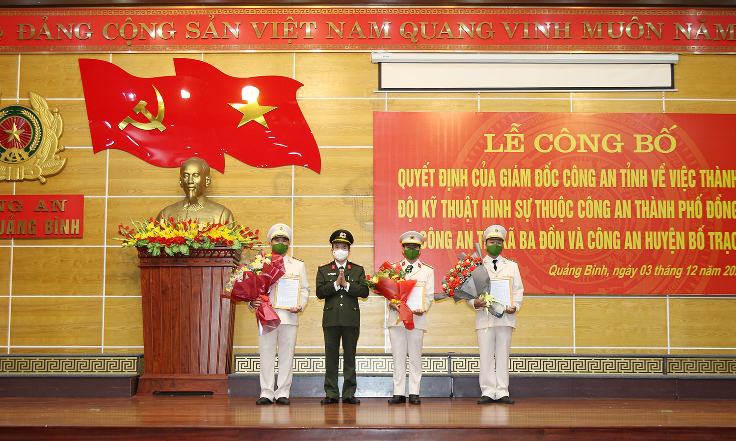 Đại tá Nguyễn Tiến Nam, Giám đốc Công an tỉnh trao các quyết định của Giám đốc Công an tỉnh về việc thành lập Đội Kỹ thuật hình sự