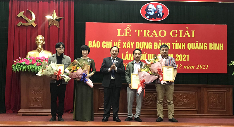 Đồng chí Phó Bí thư Thường trực Tỉnh ủy, Trưởng ban Tổ chức giải Trần Hải Châu trao giải A cho các tác giả, nhóm tác giả.