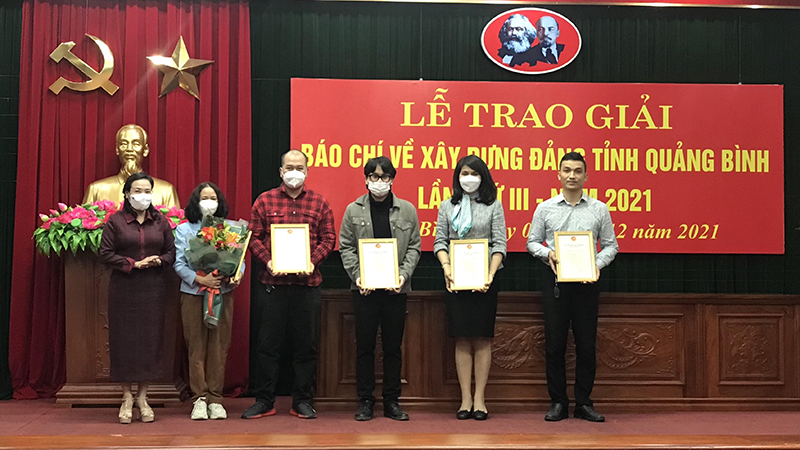 Đồng chí Chủ tịch Ủy ban MTTQVN tỉnh Phạm Thị Hân  trao giải B cho nhóm tác giả.