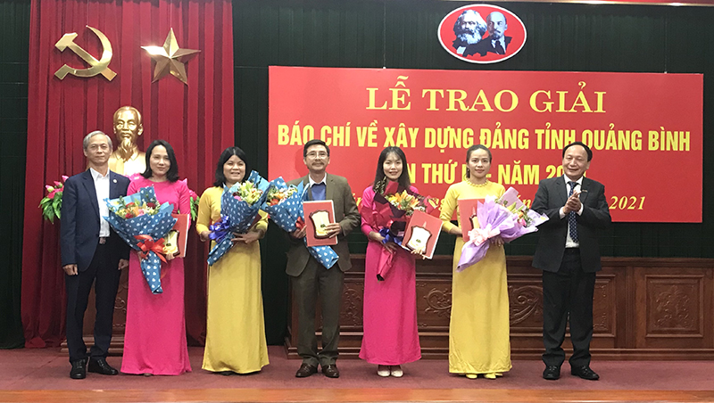 Đại diện lãnh đạo Cơ quan Thường trực Ban Tuyên giáo Trung ương tại miền Trung-Tây Nguyên và đồng chí Trần Hải Châu trao giải cho nhóm tác giả đạt giải C Giải Báo chí Quốc gia lần thứ XV