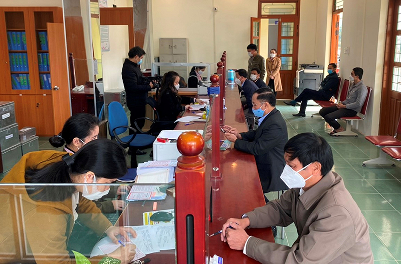 Cán bộ, hội viên các tổ chức chính trị-xã hội trên địa bàn huyện Tuyên Hóa tham gia “Gửi tiền tiết kiệm chung tay vì người nghèo”.