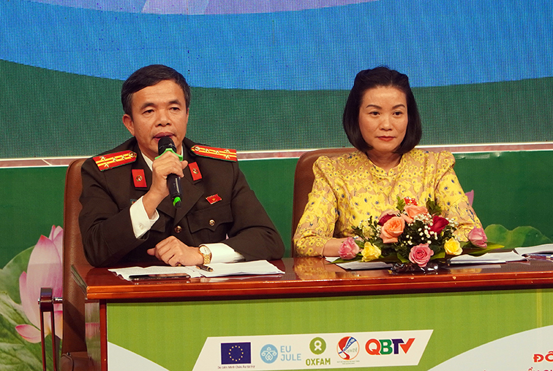 ĐBQH, Giám đốc Công an tỉnh Nguyễn Tiến Nam giải đáp câu hỏi của người lao động.