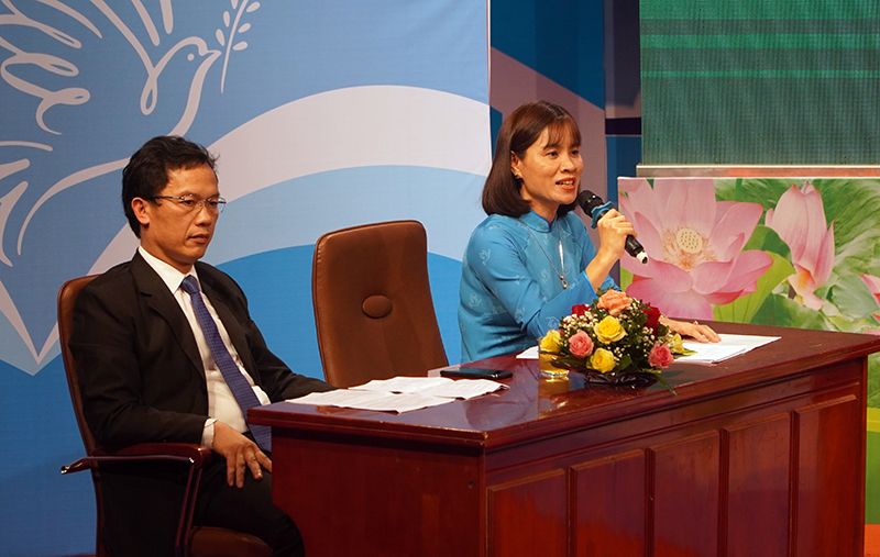 Đồng chí Chủ tịch Hội LHPN tỉnh Diệp Thị Minh Quyết tư vấn các nội dung liên quan đến chính sách XKLĐ đối với lao động nữ.