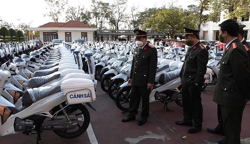 Bàn giao 123 xe mô tô chuyên dụng cho lực lượng công an xã.