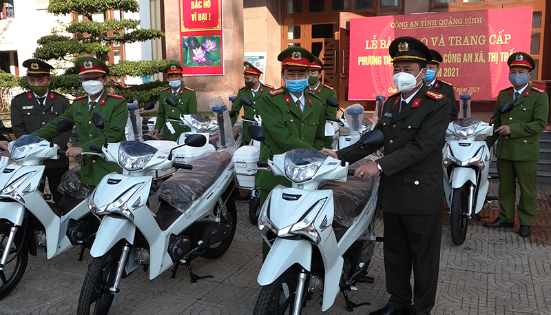 Đại tá Lê Văn Hóa, Phó Giám đốc Công an tỉnh bàn giao phương tiện mô tô cho chỉ huy Công an huyện Minh Hóa.