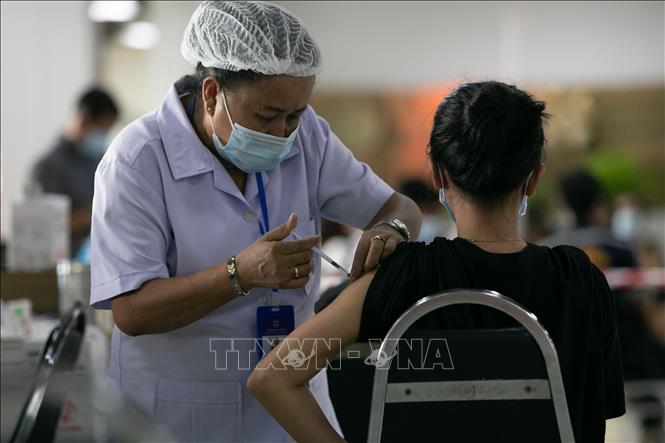 Nhân viên y tế tiêm vaccine cho người dân tại Viêng Chăn, Lào. Ảnh: THX/TTXVN