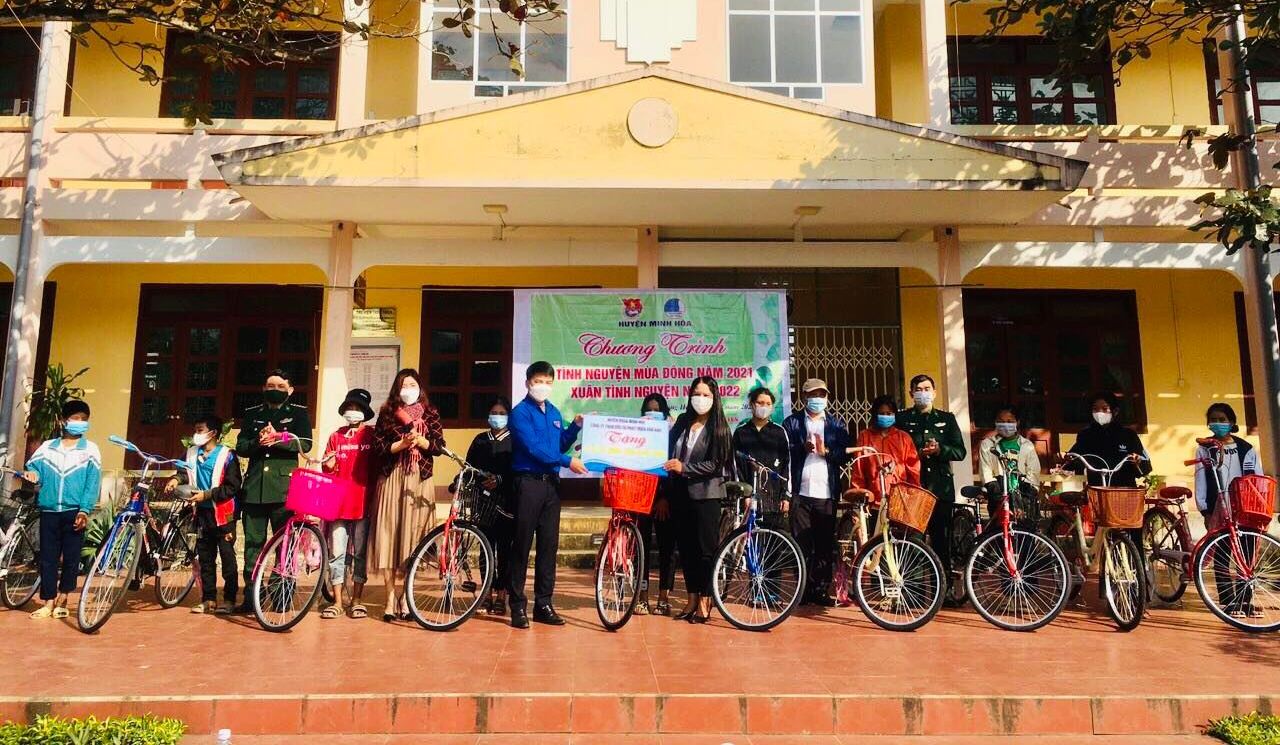 Tặng xe đạp cho các em học sinh Trường Tiểu học và THCS Trọng Hóa.