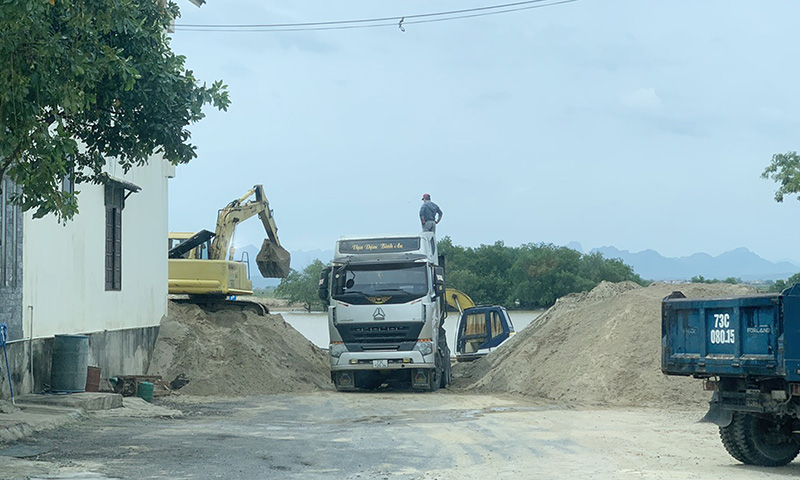 Xe tải tấp nập ra vào mua cát tại bãi tập kết trái phép của bà Trần Thị Sinh.